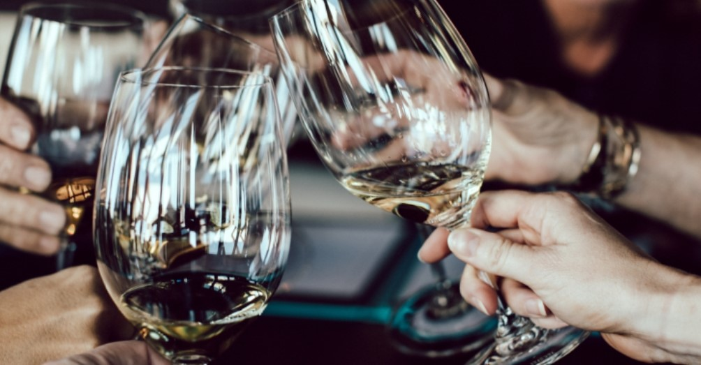 Pessoas brindando com taças de vinho